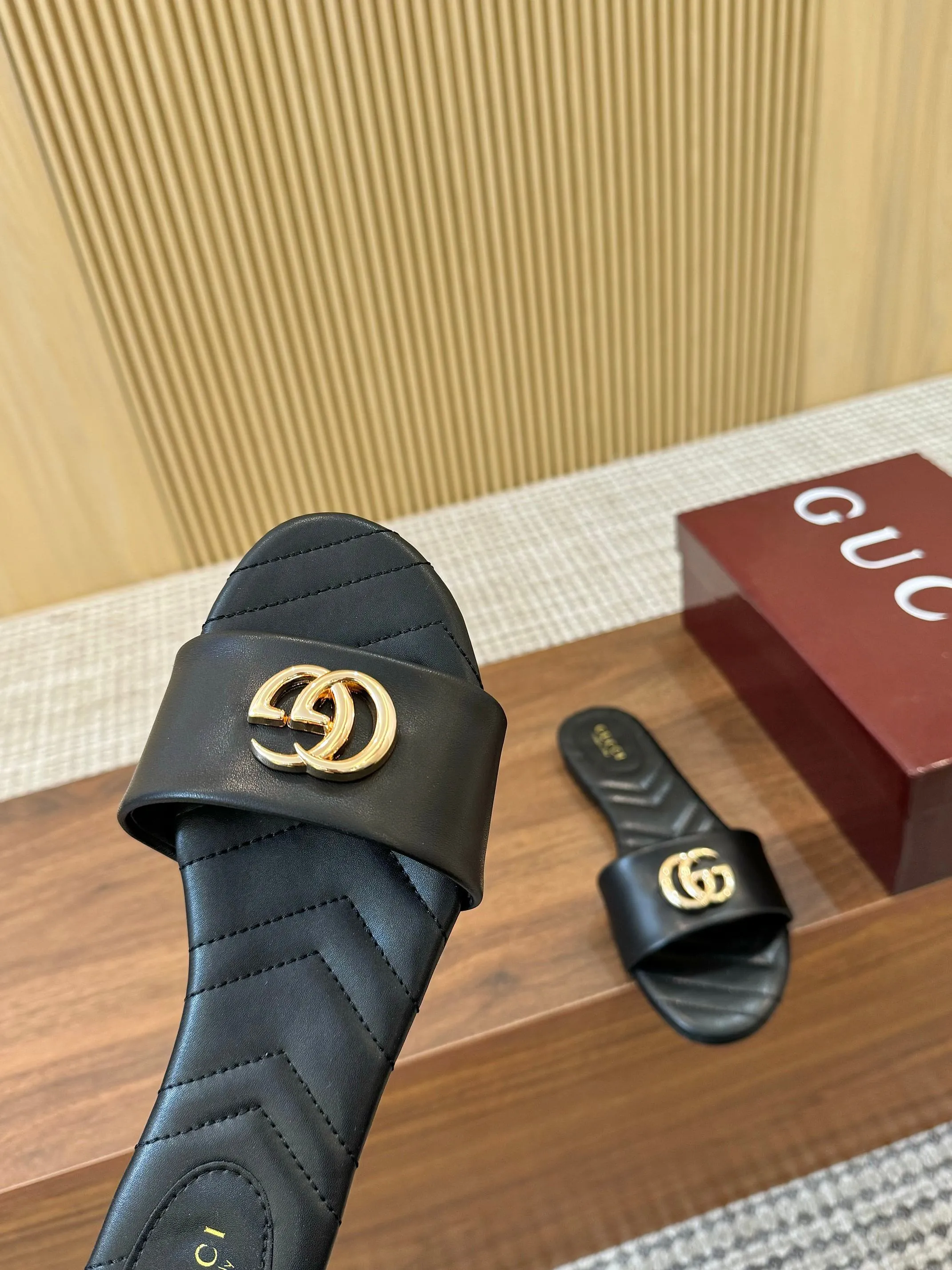 👟👟Ex-factory price 440👟👟 💯💯💯Gucci 2025 spring and summer latest popular slip-on sandals series... [Round toe] Latest double G buckle. Embroidery style Original quality 🍃Original European style, 💥perfect on the feet💃💃When worn with this shoe, it is elegant and crystal clear. No matter the materials of the accessories, they are all customized one by one. You must go to get the original version. The whole series is full of exciting and innovative elements. The texture of different materials, the texture of the materials, and the expression of the materials have a strong artistic atmosphere... ❶ Upper: imported cowhide ❷ Inner lining: customized imported sheepskin ❸ Foot pads: customized imported sheepskin ❹ Outsole: imported Italian genuine leather outsole ❺ Heel height: 1.5CM ❻ Packaging: Original full set of packaging ❼ Code number: 35-43 (41.42.43 customized is not returnable)